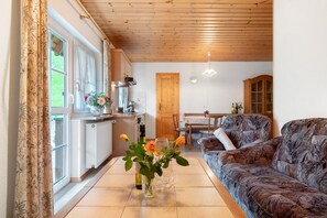Ein gemütliches Wohnzimmer mit einer Couch und einem Esstisch.