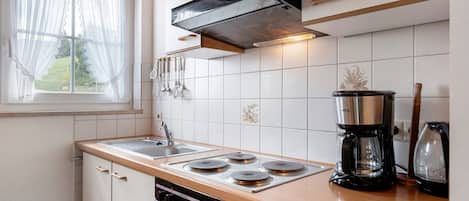 KĂŒhlschrank, Ofen, Herdplatte, Wasserkocher mit Kaffee-/Teezubehör