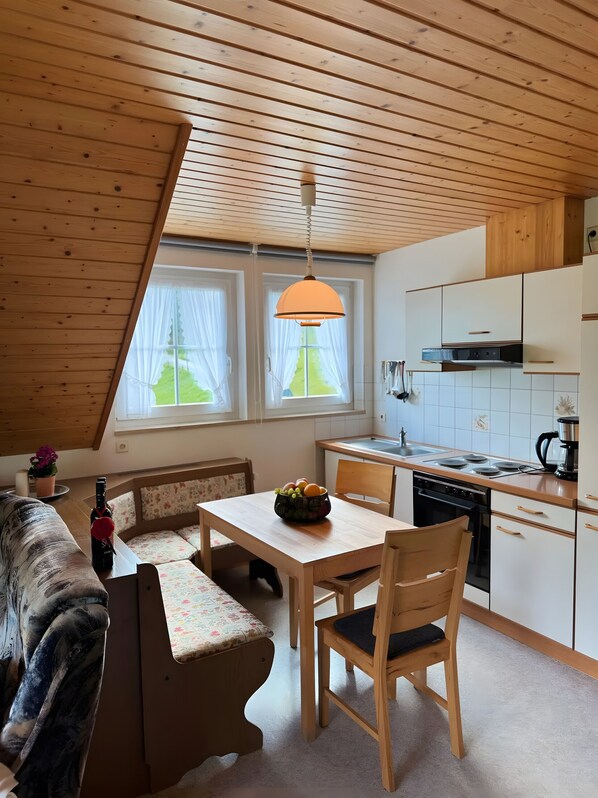 Een koelkast, een oven, een kookplaat, een koffiezetapparaat/waterkoker