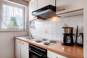 Fridge, oven, stovetop, coffee/tea maker
