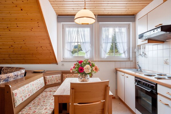 Fridge, oven, stovetop, coffee/tea maker