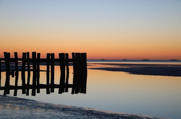 A wooden pier extending into calm waters at sunset. - Gemuetliches Gruppenhaus in Wyk auf Foehr (Wyk auf Foehr)