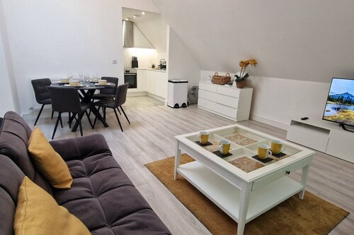 Modern Elegant 2-Bed, free private parking