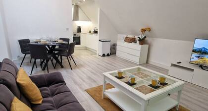 Modern Elegant 2-Bed, free private parking