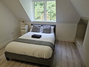 Iron/ironing board, travel crib, WiFi, bed sheets - Modern Elegant 2-Bed, free private parking (Greater London)