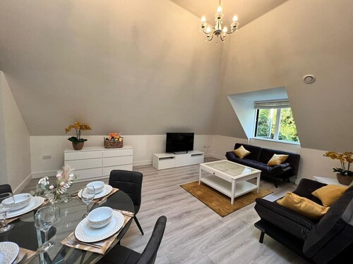 Modern Elegant 2-Bed, free private parking