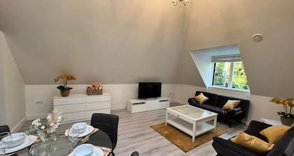 Modern Elegant 2-Bed, free private parking