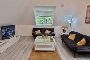 TV - Modern Elegant 2-Bed, free private parking (Greater London)