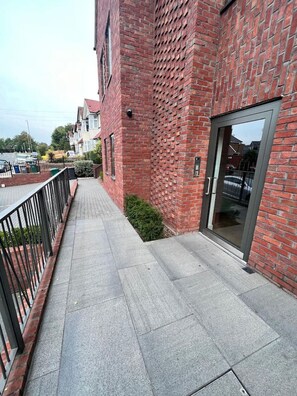 Exterior detail - Modern Elegant 2-Bed, free private parking (Greater London)