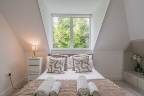 Iron/ironing board, travel cot, WiFi, bed sheets - Modern Elegant 2-Bed, free private parking (Greater London)