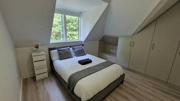 Iron/ironing board, travel crib, WiFi, bed sheets