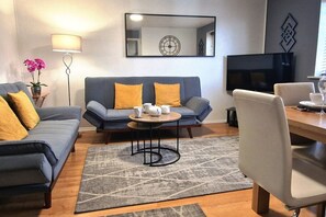 TV - Modern 2 Bed Apartment with free private parking (Greater London)