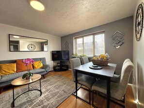 TV - Modern 2 Bed Apartment with free private parking (Greater London)