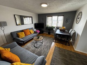 TV - Modern 2 Bed Apartment with free private parking (Greater London)