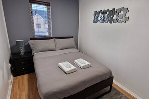 2 habitaciones, tabla de planchar con plancha, cuna de viaje y wifi 