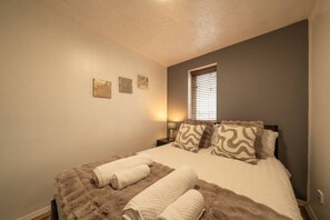 Iron/ironing board, travel cot, WiFi, bed sheets