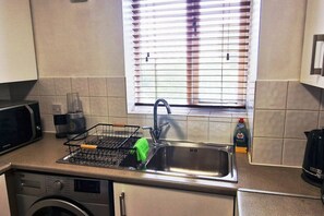 Refrigerador, microondas, horno, cafetera/tetera