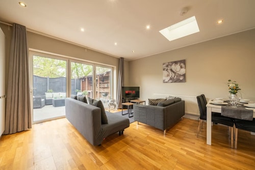 New! Lovely 2 Bed Serviced Apart with free parking