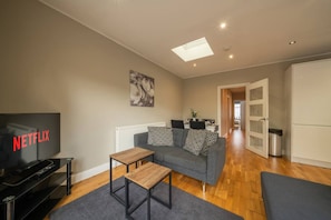 TV - New! Lovely 2 Bed Serviced Apart with free parking (Greater London)