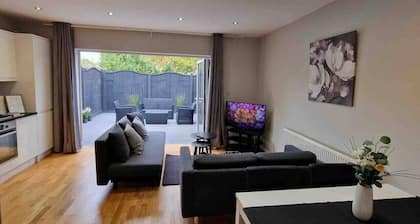New! Lovely 2 Bed Serviced Apart with free parking