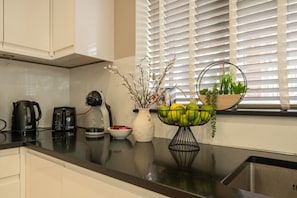 Interior - New! Lovely 2 Bed Serviced Apart with free parking (Greater London)