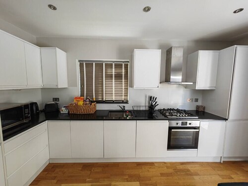 New! Lovely 2 Bed Serviced Apart with free parking