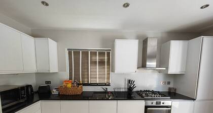 New! Lovely 2 Bed Serviced Apart with free parking