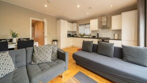 Een modern appartement met een woonkamer, keuken en eetgedeelte.