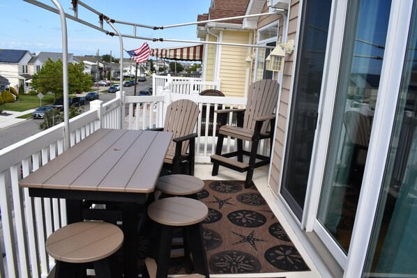 Outdoor dining - Wild Anchor - Ocean Views 3 bedroom condo by Victory Properties - 11th Ave - NWW (North Wildwood)