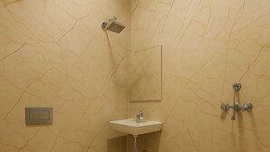 Een badkamer met toilet, wastafel en douche.