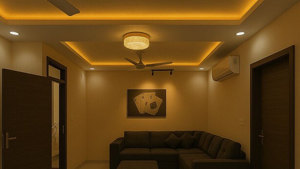 Een moderne woonkamer met een modulaire bank, poefjes, een plafondventilator, inbouwverlichting en een lijstwerk met een kunstwerk aan de muur.