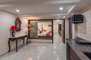 Quarto quádruplo família, vista para a cidade | Escrivaninha, espaço de trabalho para notebook, Wi-Fi de cortesia