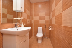 Family Apartment | Bathroom | Separate tub and shower, jetted tub, hair dryer, towels
