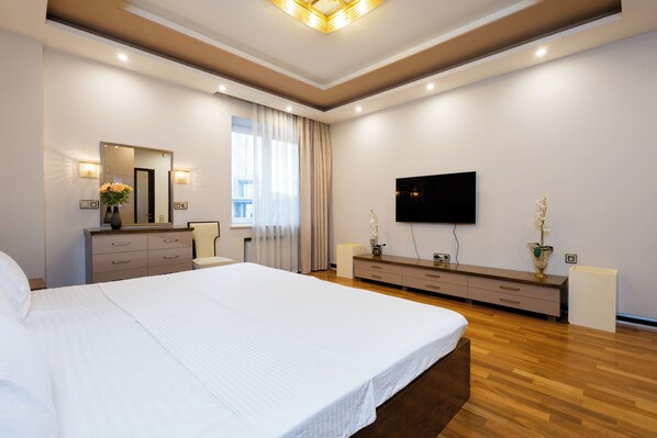 Appartement luxueux | Espace de travail pour ordinateurs portables, rideaux d’obscurcissement