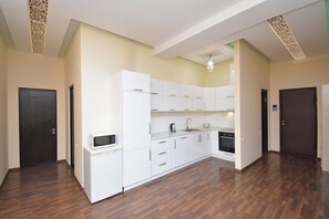 Deluxe Apartment | Dapur peribadi | Ketuhar gelombang mikro, dapur, mesin basuh pinggan mangkuk 