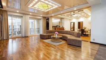 Apartamento de lujo | Zona de estar | Televisión de pantalla plana de 50 pulgadas con canales por cable