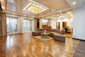 Luxury Apartment | Ruang tamu | 50 inci televisyen skrin rata dengan kabel 