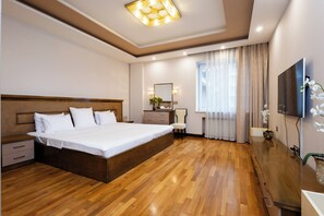Departamento de lujo | Espacio para trabajar con laptop y cortinas blackout 