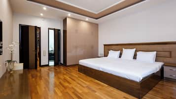 Luxury-Apartment | Laptopgeeigneter Arbeitsplatz, Verdunkelungsvorhänge