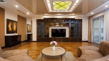 Luxury-Apartment | Wohnbereich | 50-Zoll-Flachbildfernseher mit Kabelempfang