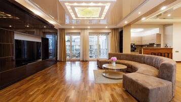 Apartament de luxe | Sala d'estar | Televisor de pantalla plana de 50 polzades amb canals per cable