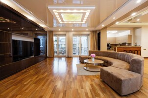 Luxe appartement | Woonruimte | Een 50-inch flatscreentelevisie met kabelzenders