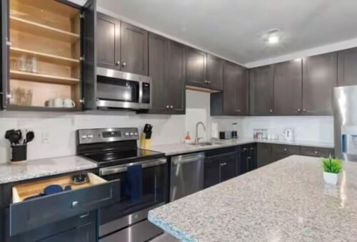Luxe King 2BR Suite in North Raleigh