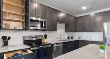 Luxe King 2BR Suite in North Raleigh