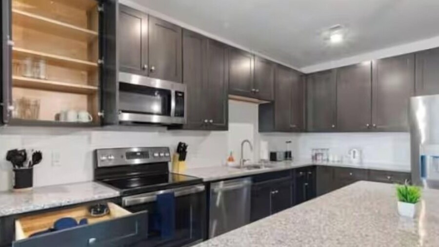 Luxe King 2BR Suite in North Raleigh