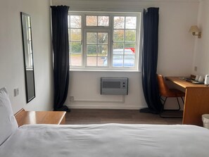 Chambre Double Confort | Bureau, fer et planche à repasser, Wi-Fi gratuit