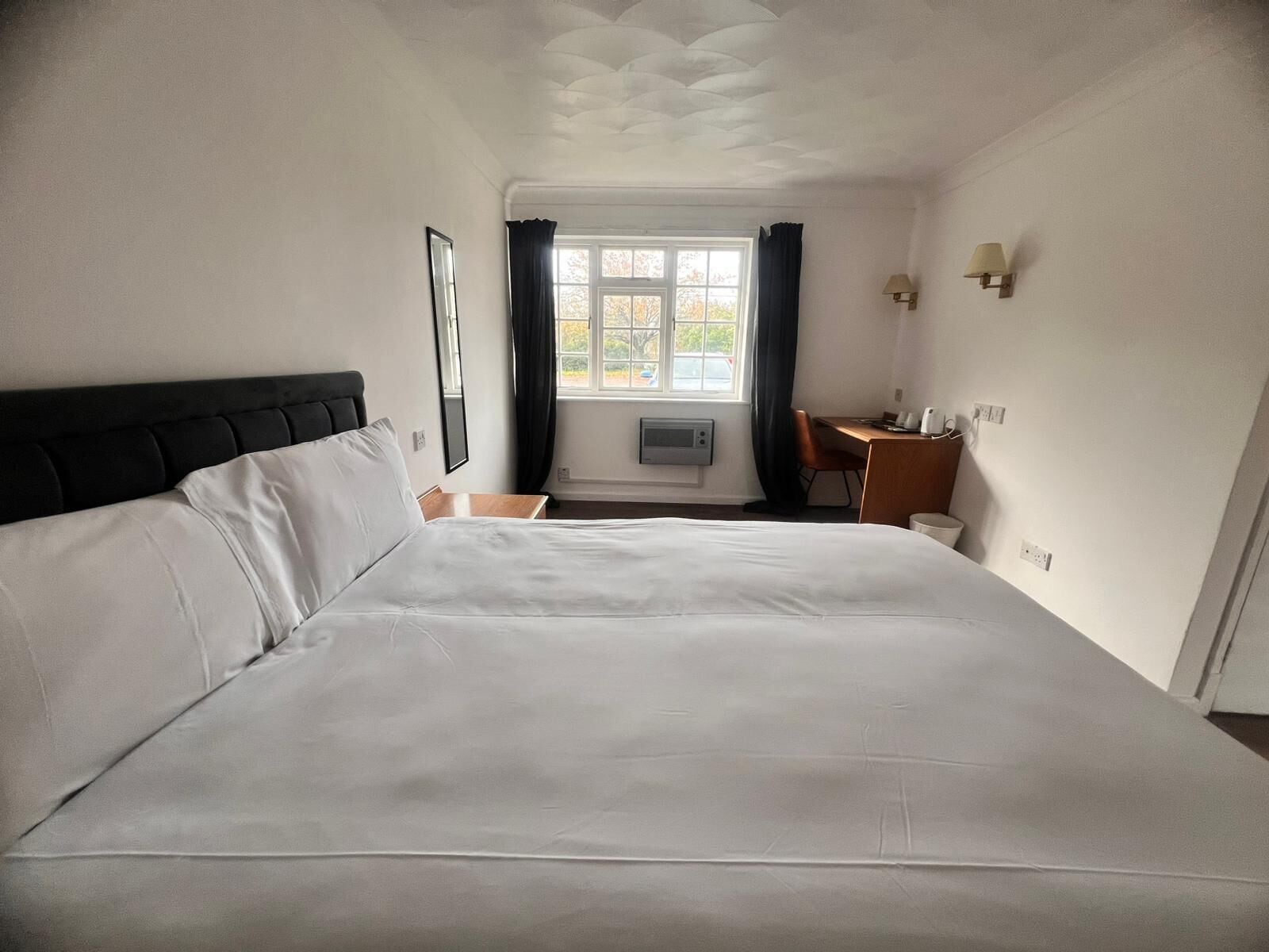 Habitación doble Confort, vista al patio | Escritorio, tabla de planchar con plancha y wifi gratis 