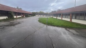 A building with a tiled roof and a paved driveway. - Rivenhall End Hotel (Witham)