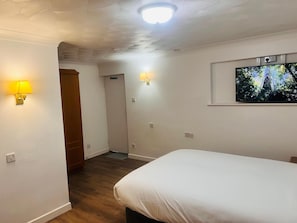 Habitación doble Confort, vista al patio | Escritorio, tabla de planchar con plancha y wifi gratis