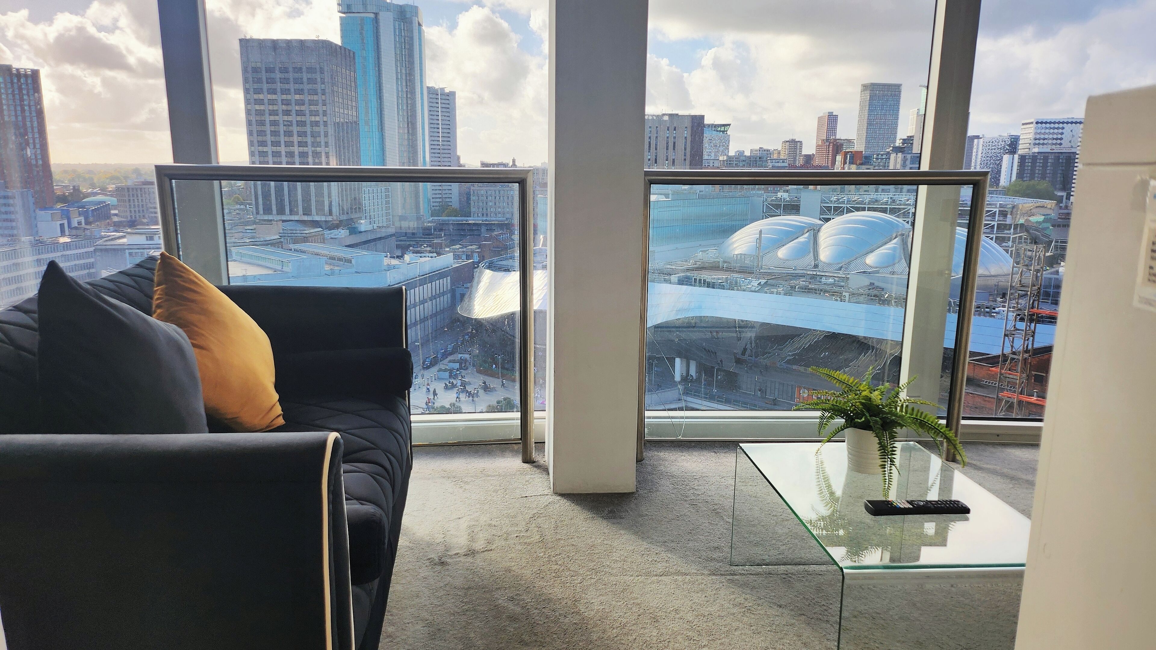 คอมฟอร์ทอพาร์ทเมนท์, วิวเมือง | บริเวณนั่งเล่น